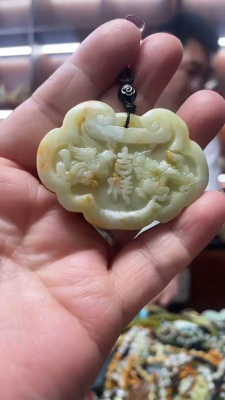 未镶嵌蛇纹石玉吊坠     