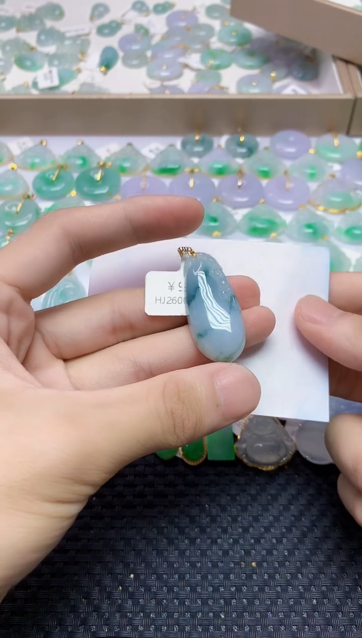 翡翠18K金镶嵌颈饰8687678879879