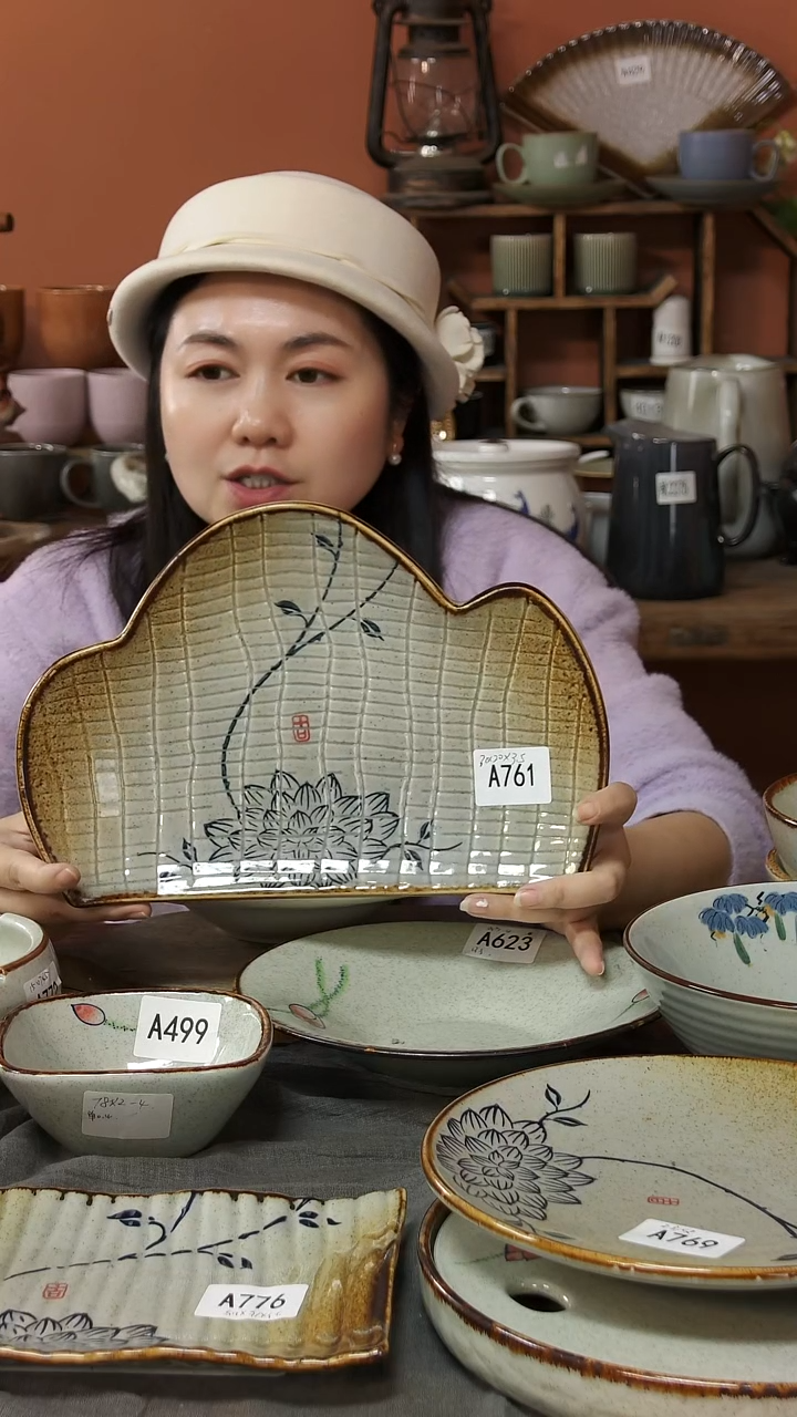 陶瓷A761 一只手绘蓝莲花云朵盘大号30*20*3.5微瑕