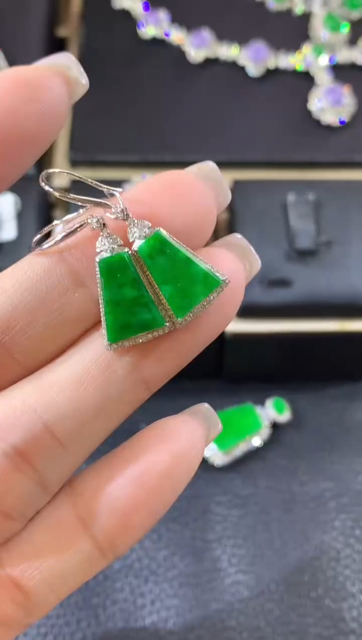 【闪购商品】翡翠18K金镶嵌耳饰W119一对