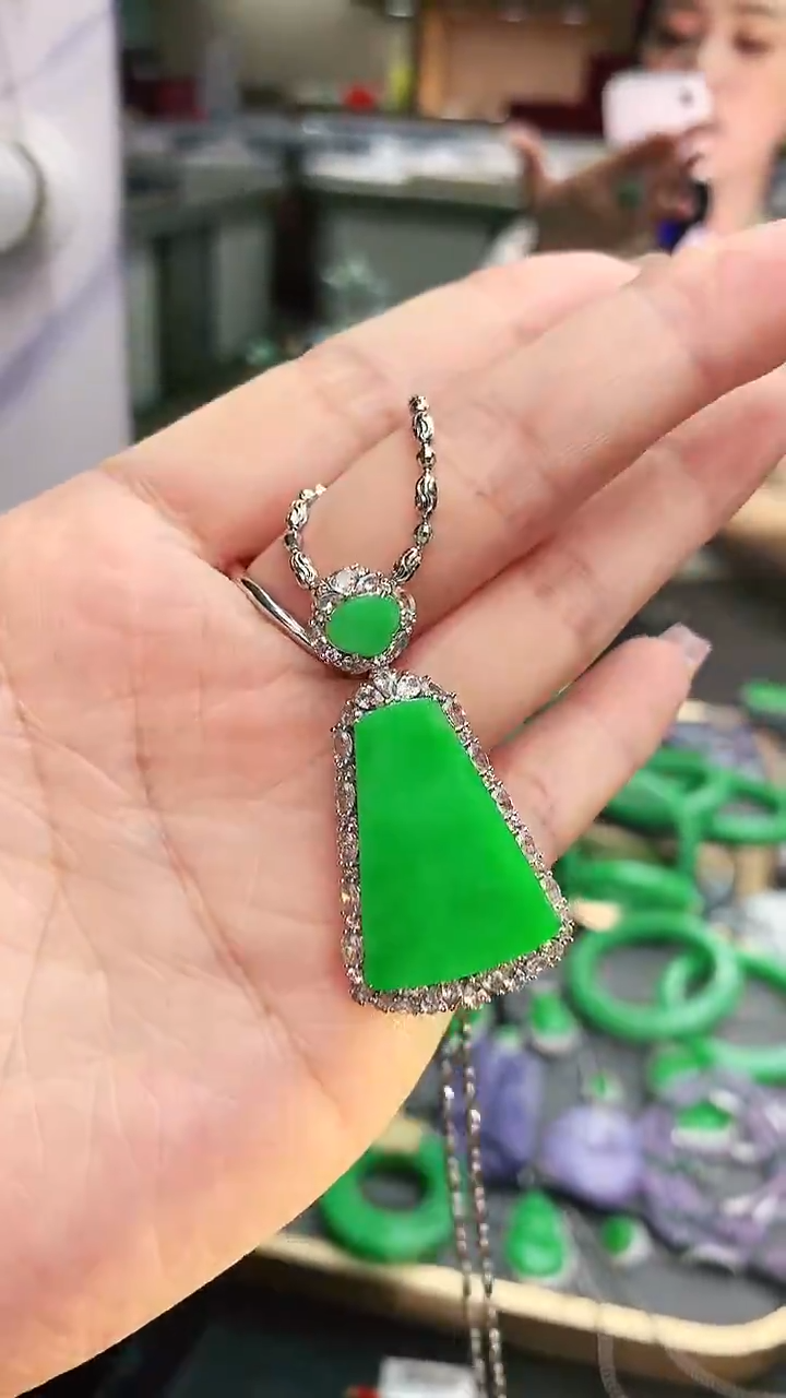 颈饰18K金镶嵌翡翠赠礼盒证书 