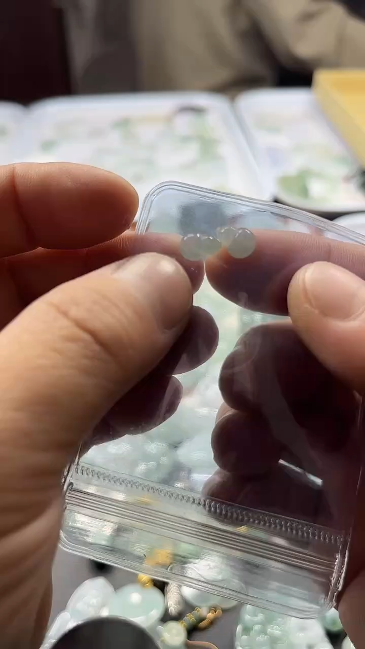 颈饰未镶嵌翡翠葫芦一对