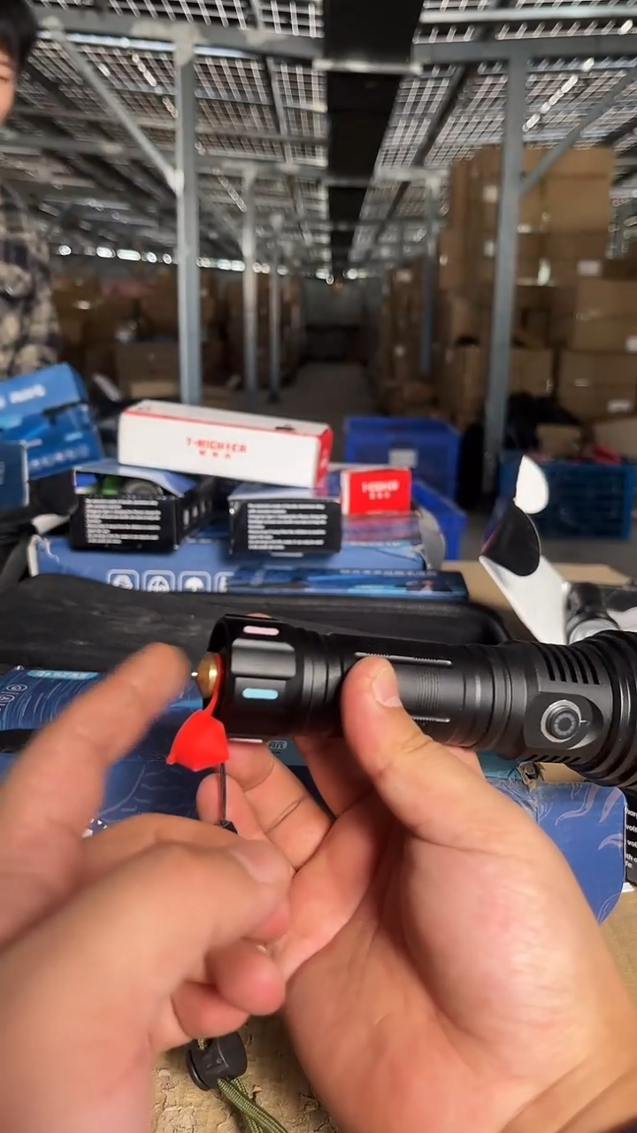 【荧光尾椎】可远射可泛光多功能铝合金防水防摔强光手电筒