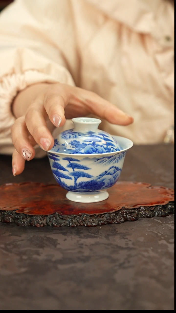 青花手绘山水二才盖碗