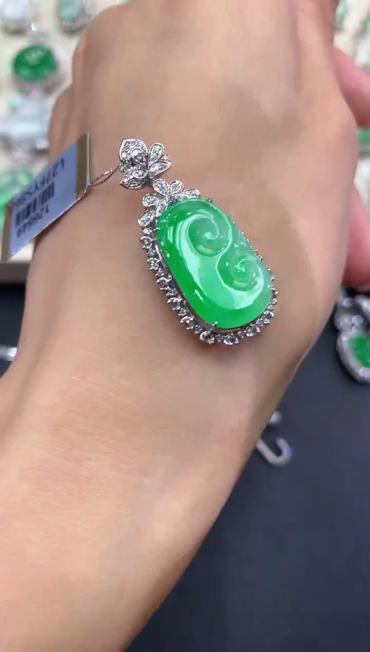 【闪购商品】翡翠吊坠(不含链)18K金镶嵌q47