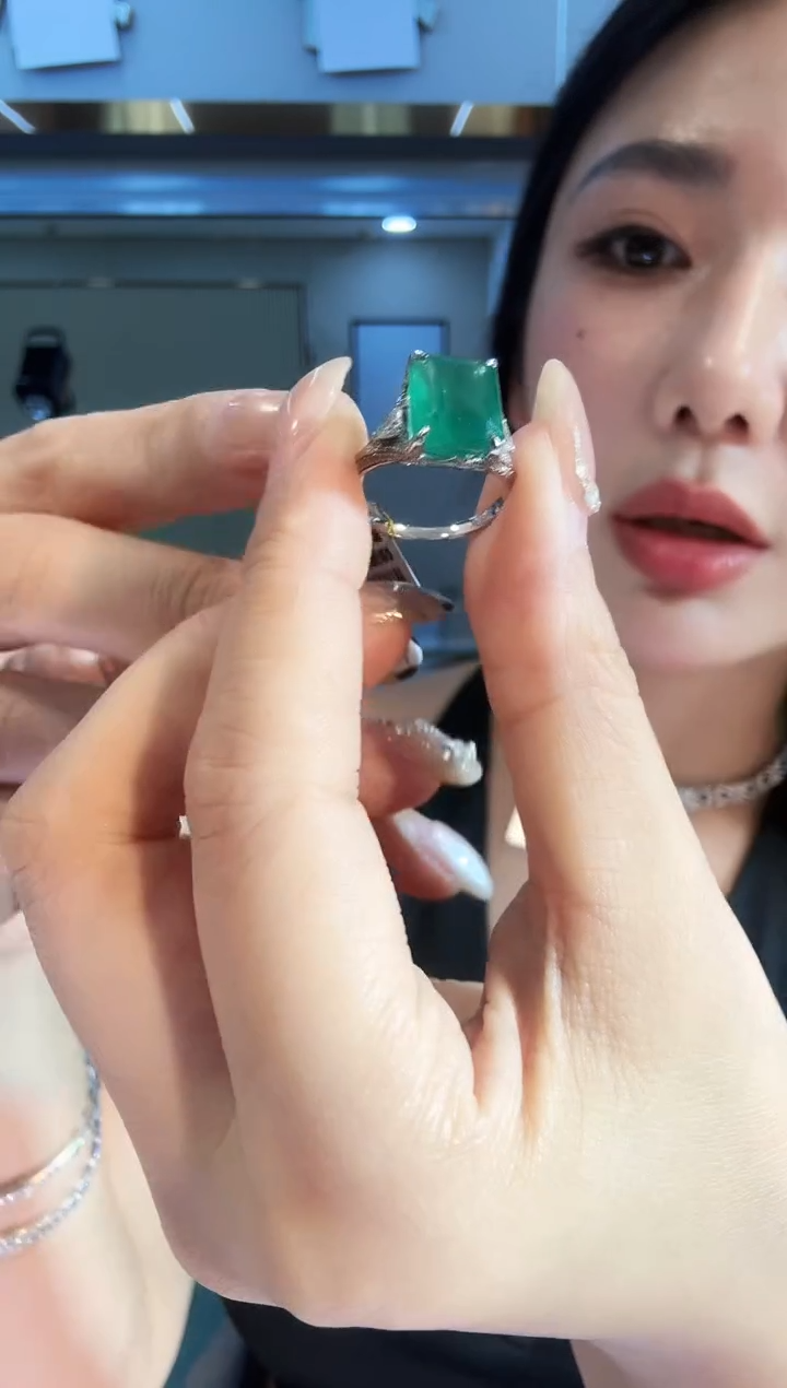 18K金镶嵌戒指祖母绿4.50ct