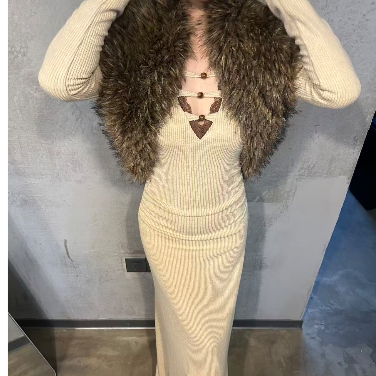 JQWENTION 2025AW 原创设计显身材毛绒性感V领修身针织秋冬连衣裙