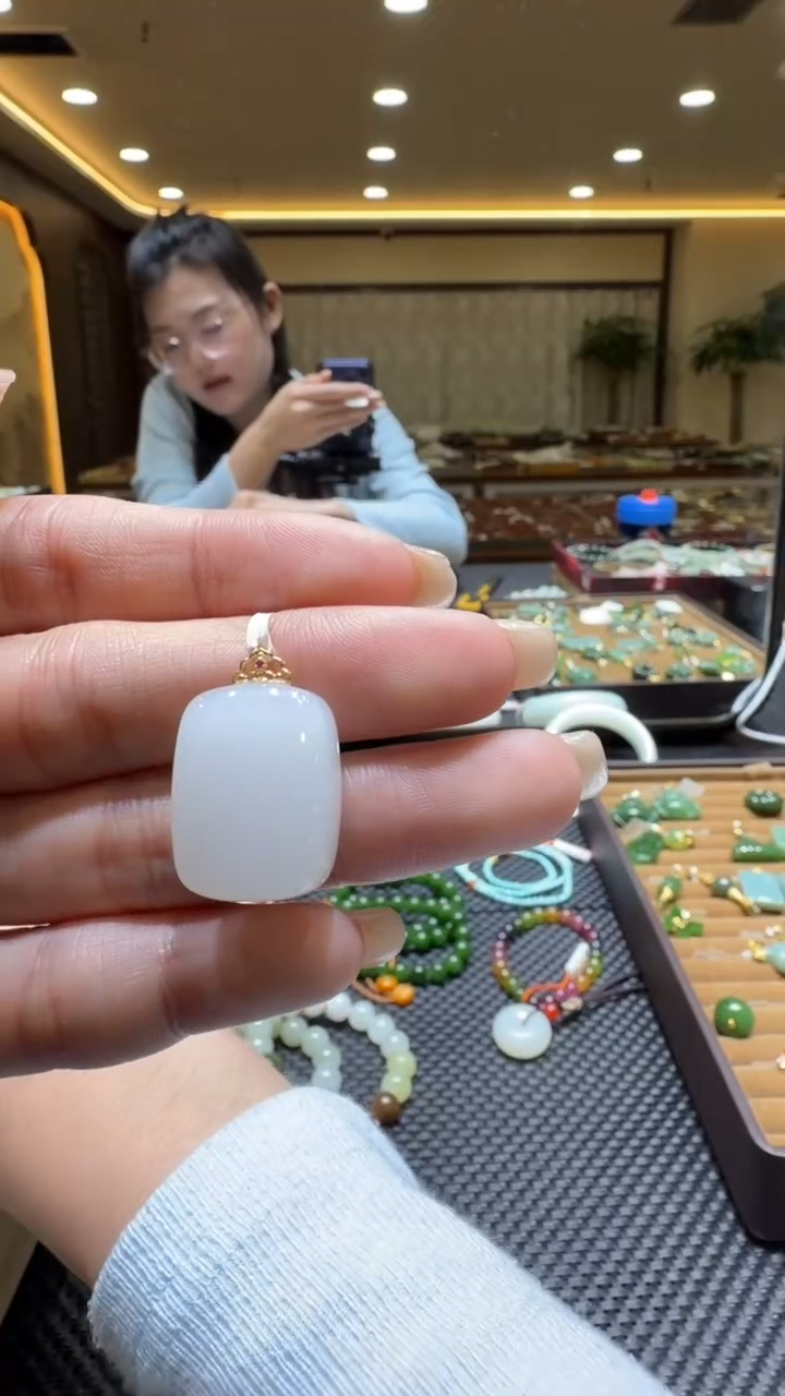 颈饰18K金镶嵌和田玉挂件