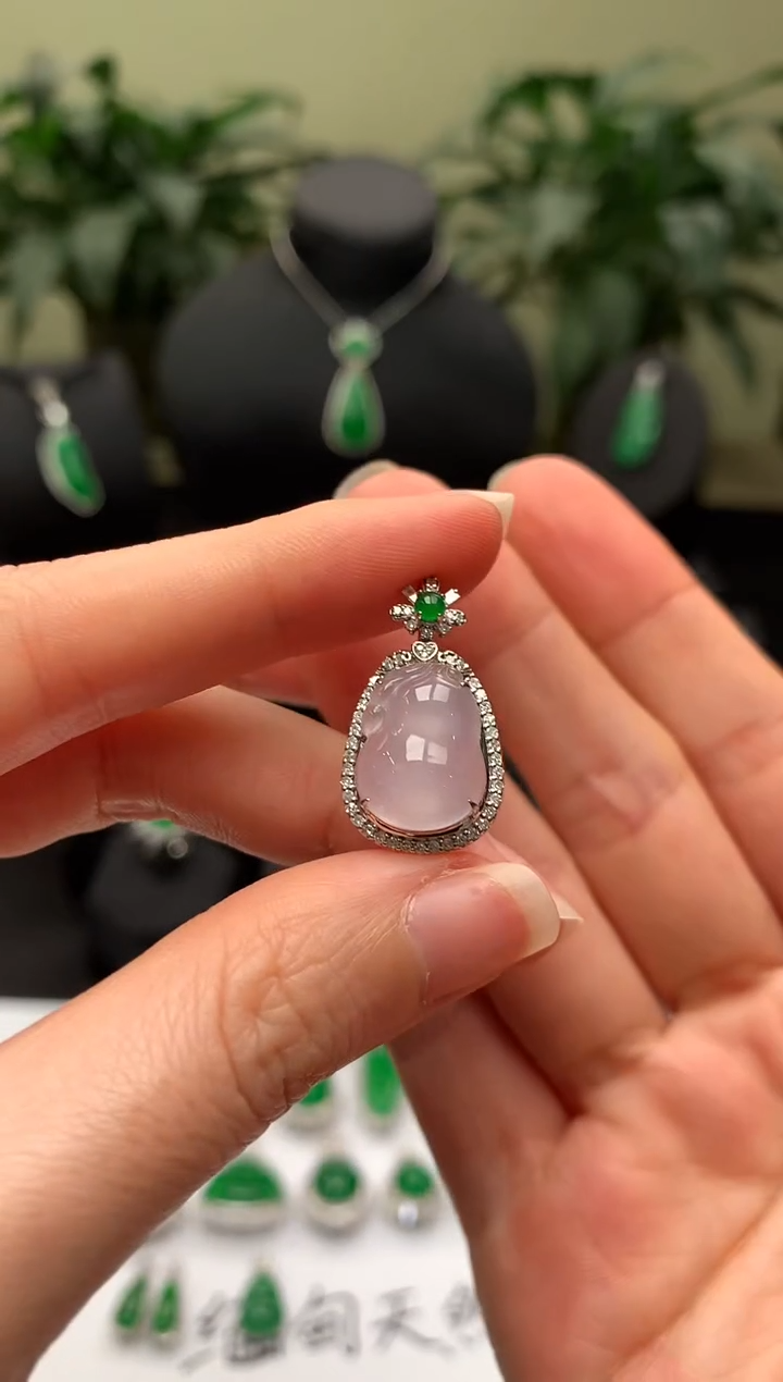 【闪购商品】翡翠颈饰18K金镶嵌福瓜