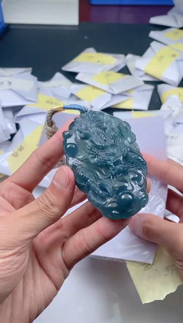 翡翠未镶嵌颈饰           