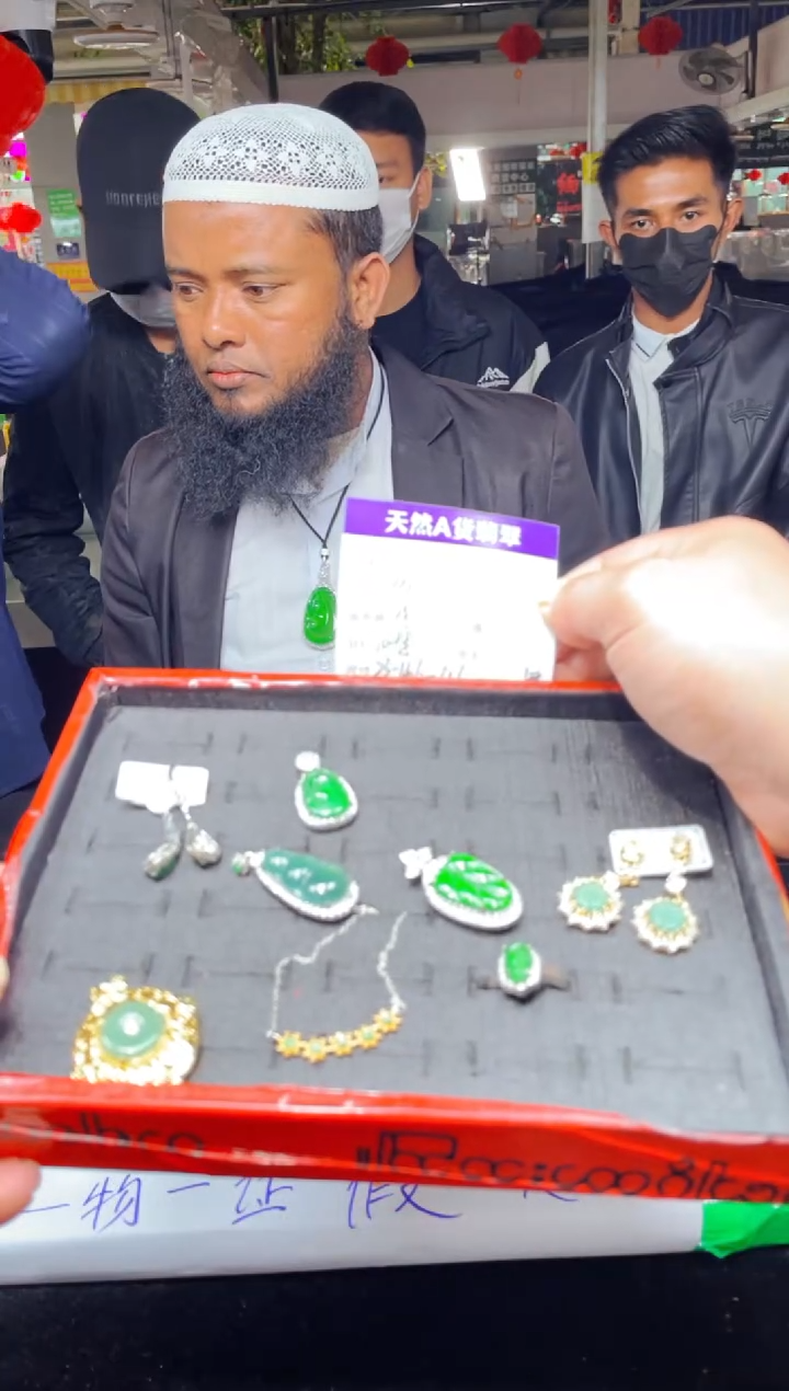 【闪购商品】翡翠吊坠(赠链)未镶嵌0230016452