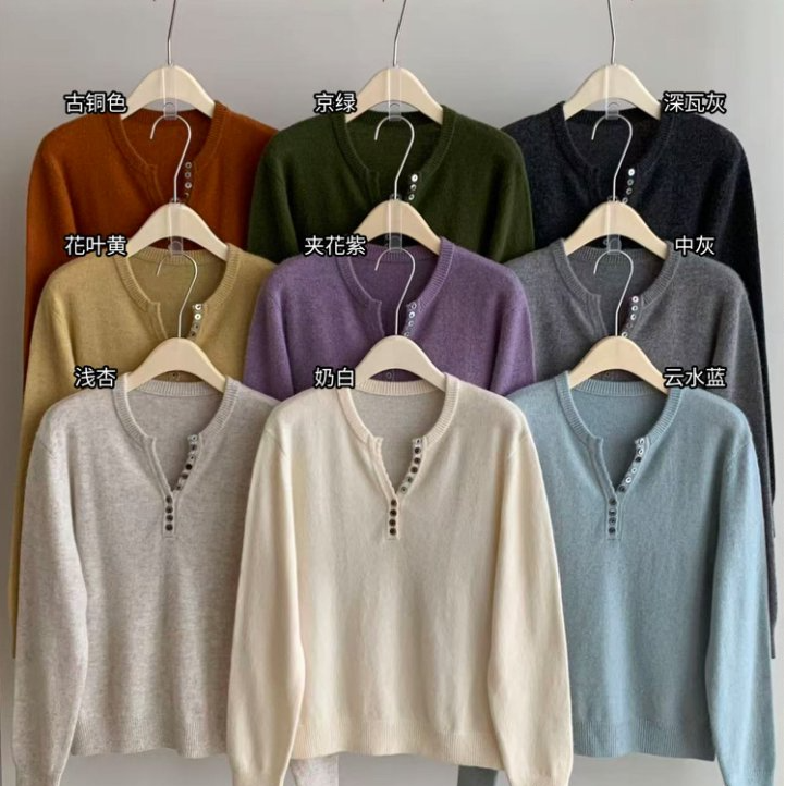 【潘潘.528813】福2025秋冬新款蜜熊绒羊毛混纺剪刀领贝壳扣羊毛衫