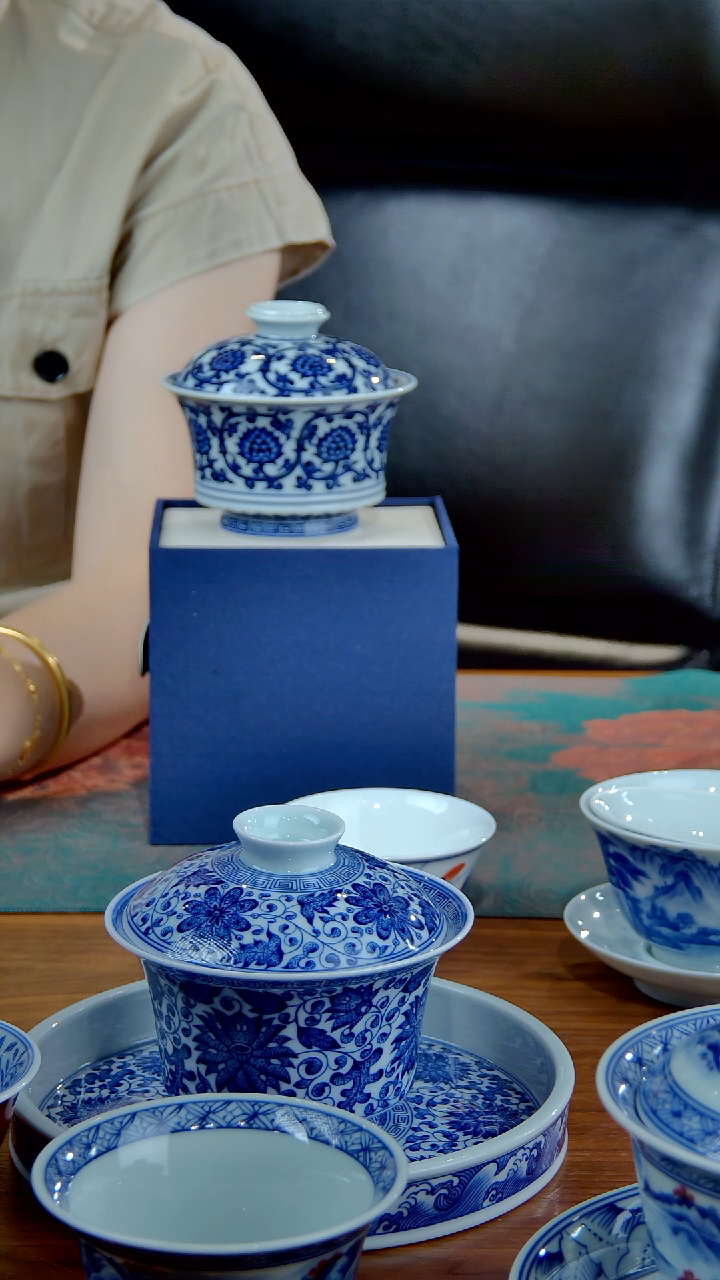 仿明盖碗缠芝连纹饰