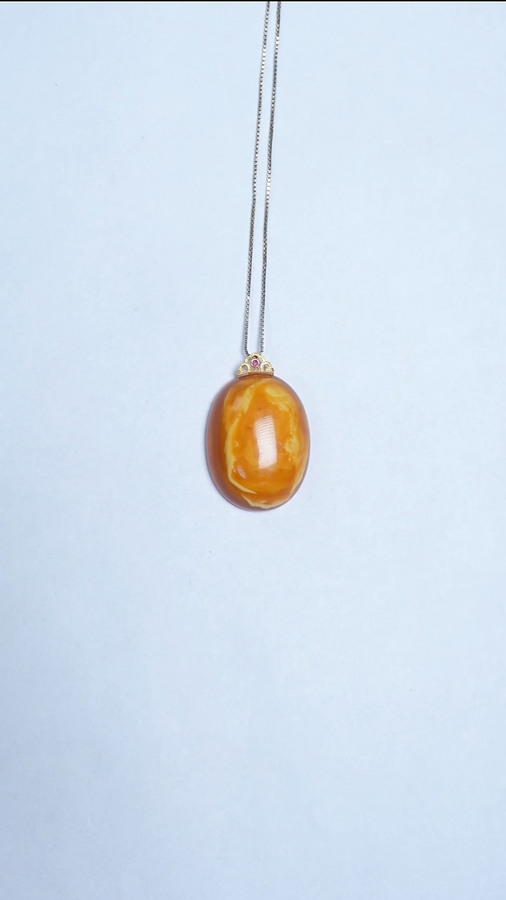 蜜蜡颈饰18K金镶嵌花蜡蛋面吊坠