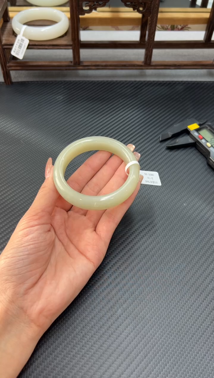 未镶嵌手镯和田玉且末微色差近矿56S