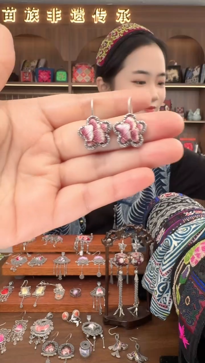 【闪购商品】织绣扶光苗绣传承46