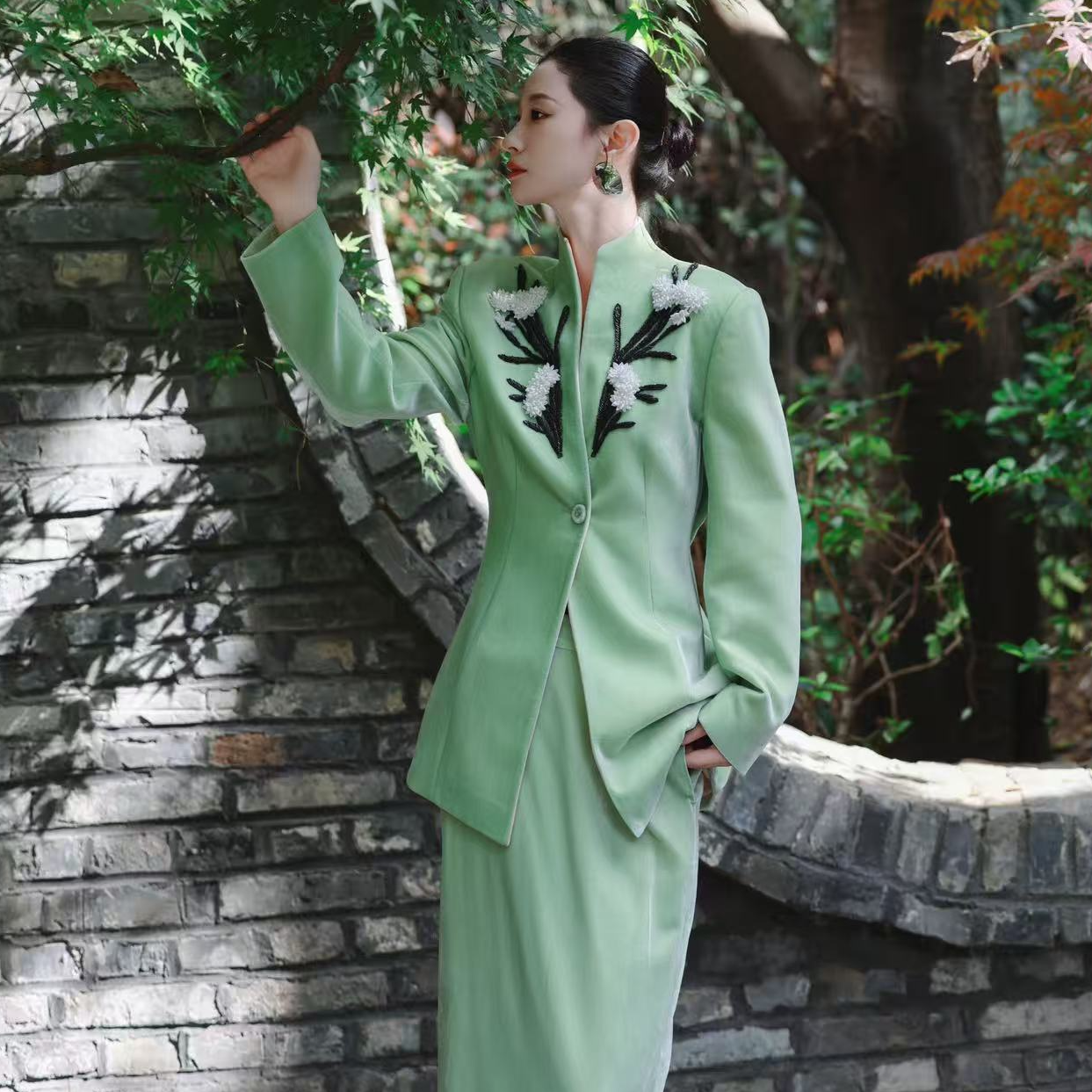 【张羽推荐】LAMAISONJADE 玉琼26春秘色丝绒手工钉珠立领收身外套