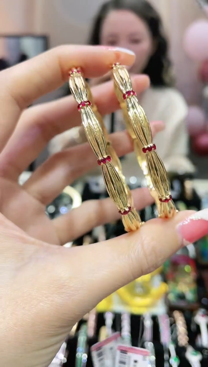 18K金镶嵌天然红宝石手镯 多样性发其一