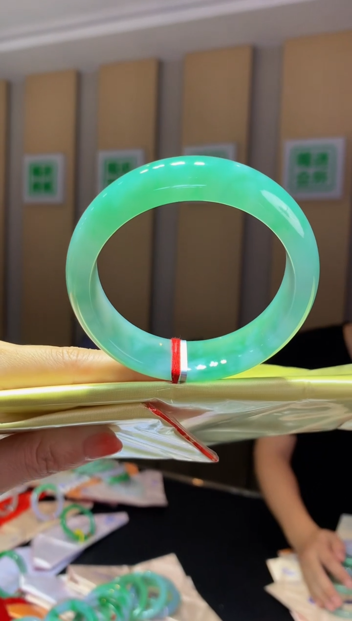 未镶嵌手镯翡翠- C4圈口 59.7全款28万 定金2万