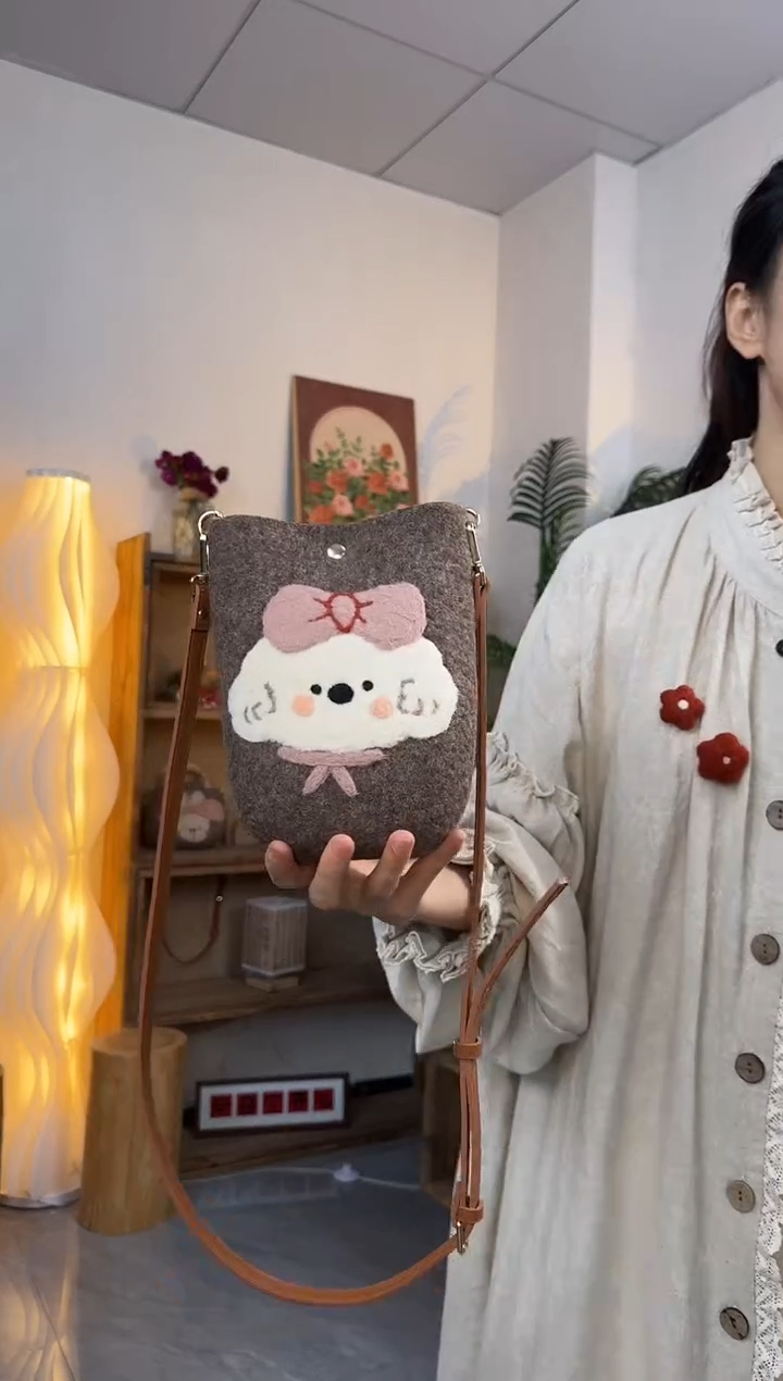 羊毛非遗纯手工包  手机包小狗