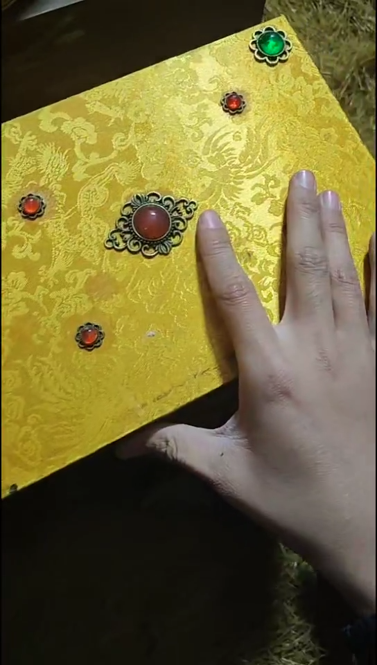 香榧木（1个闷包宝宝黄色盒子瓷器