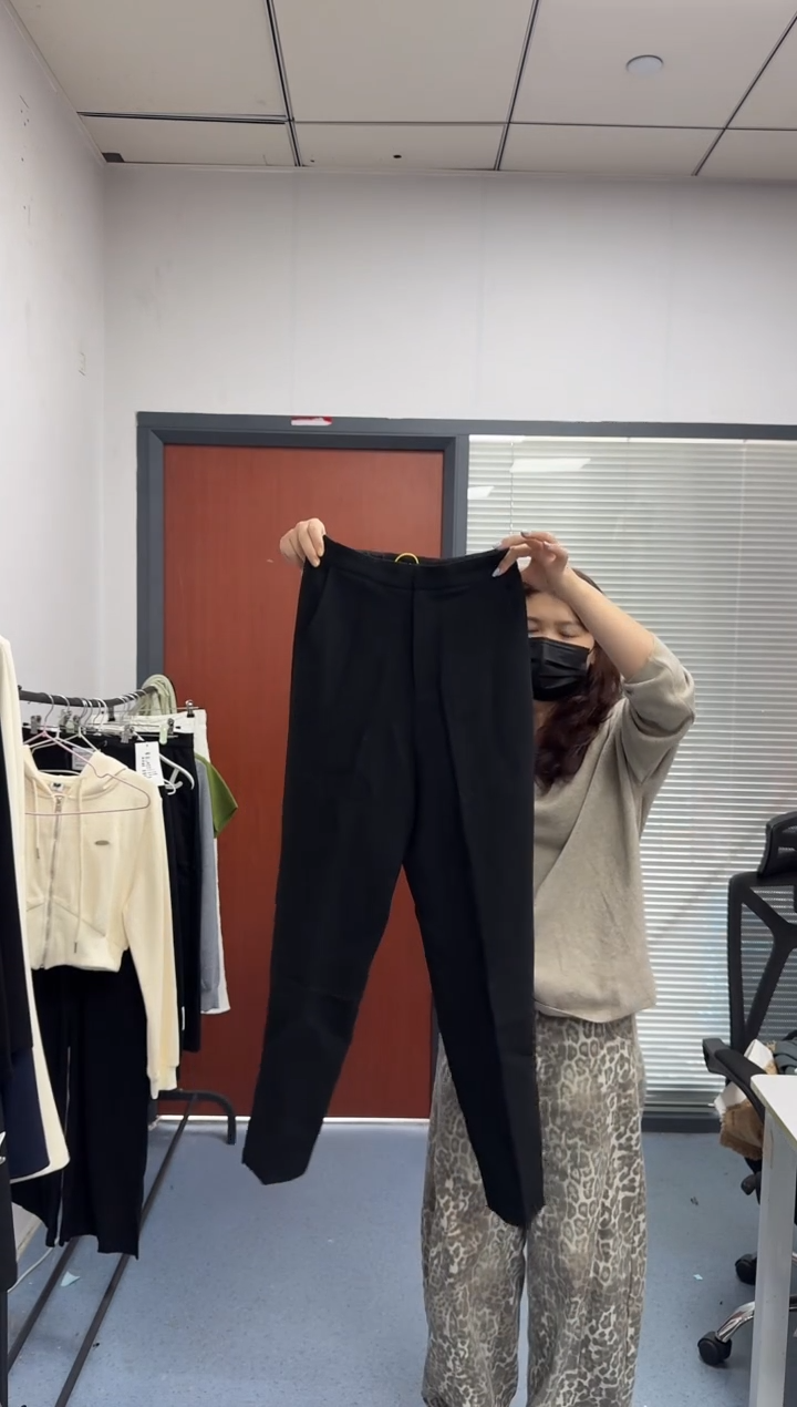 恐龙阿姨闪购商品：黑色西裤S