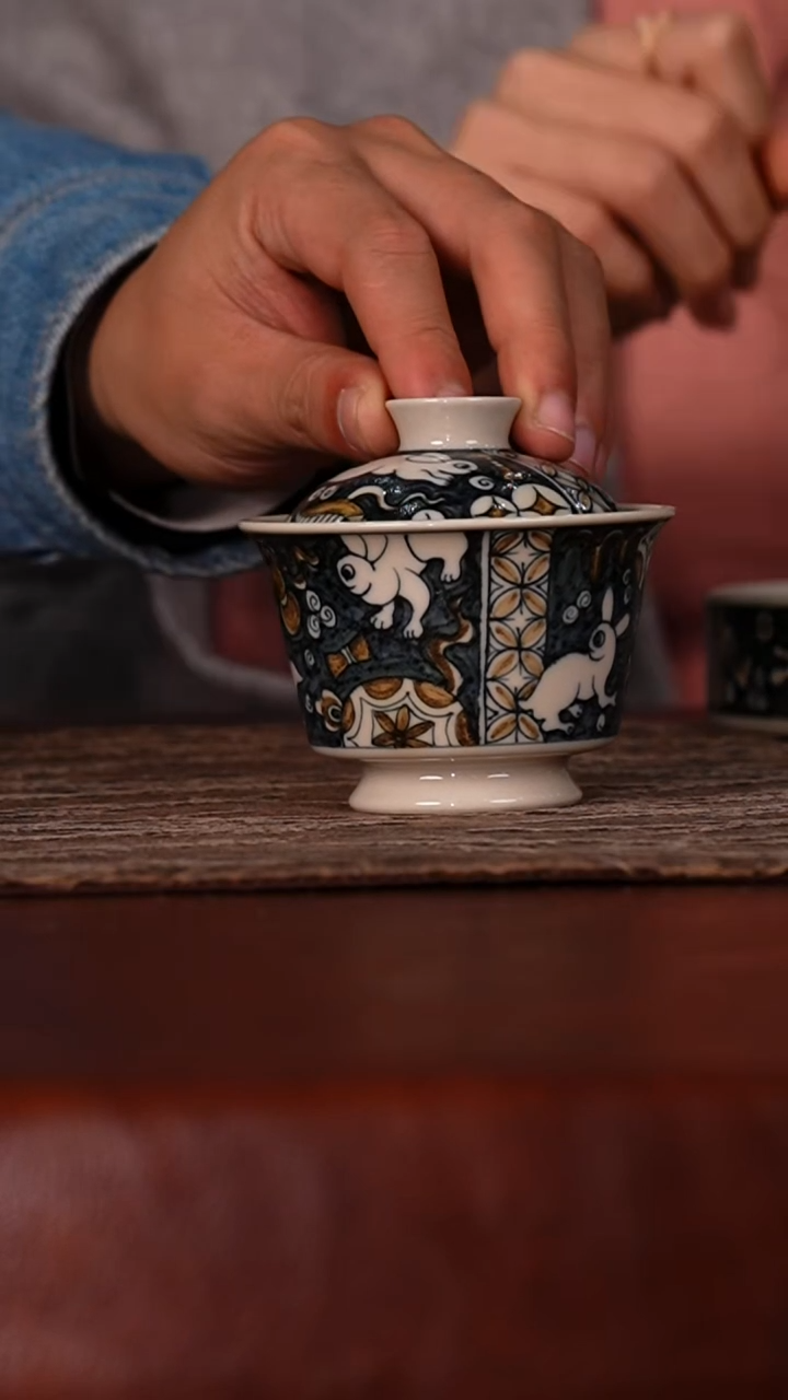 瓷瓷姑娘立勤堂红釉里金前途似锦盖碗
