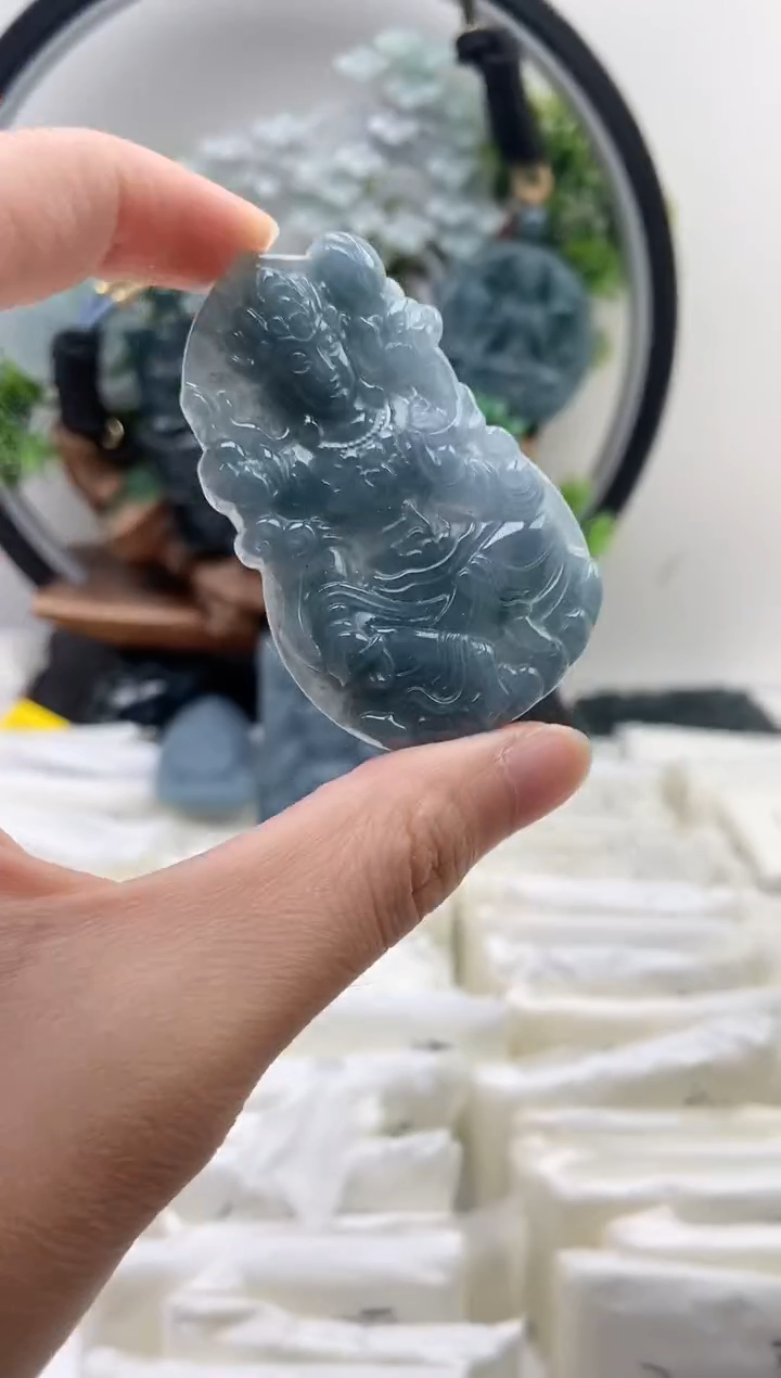 翡翠未镶嵌颈饰观音