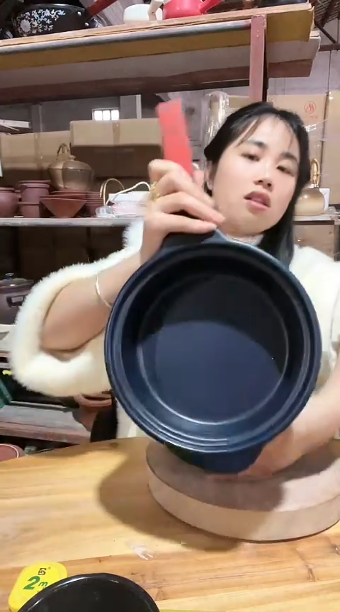 陶瑕疵蓝色手把锅不带盖不圆