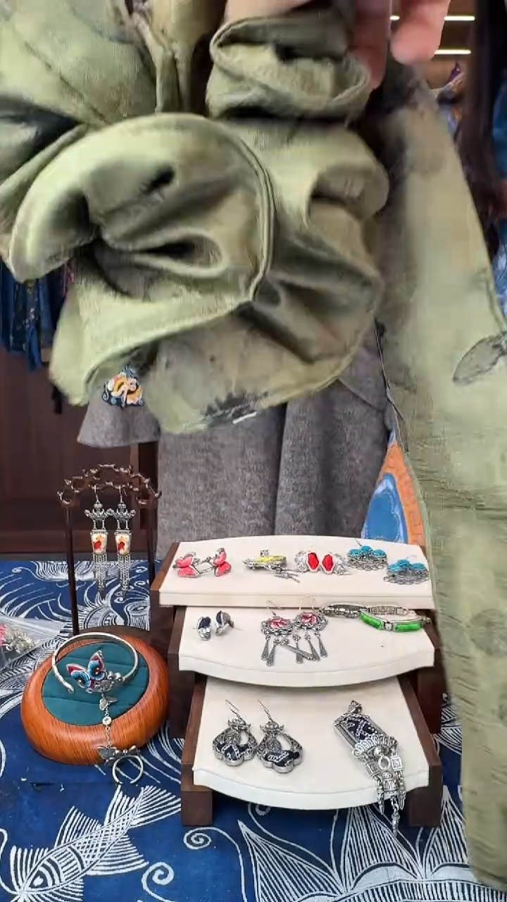 织绣珊****～L595黔东南苗族刺绣