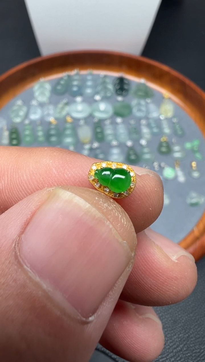 颈饰18K金镶嵌翡翠（61号）纯天然A货缅甸翡翠葫芦啦啦