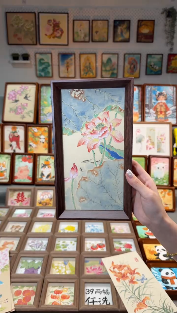 国画蓝叶荷花小鱼 手绘国画27