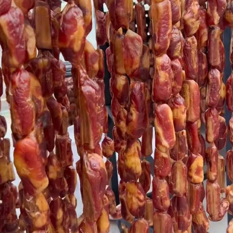 四川兴文农家烟熏腊肉苗家独特手法 柏树烟熏