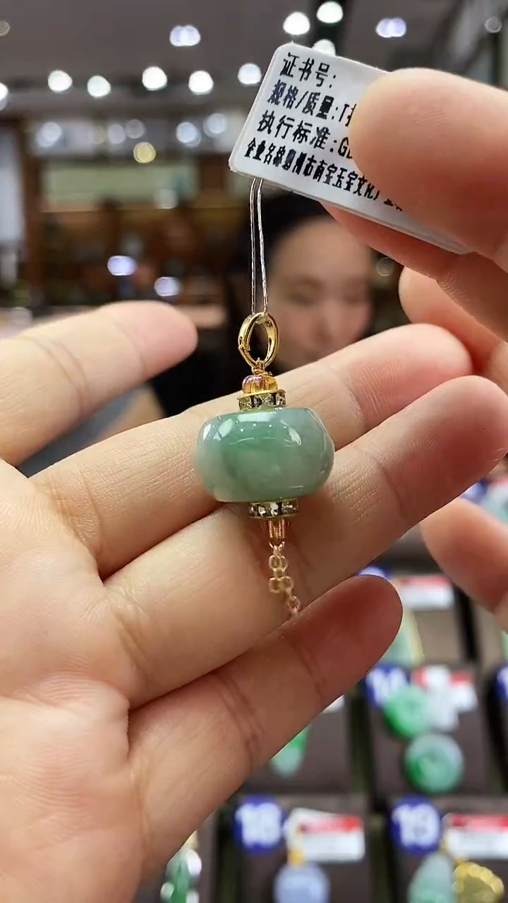 翡翠未镶嵌颈饰花件