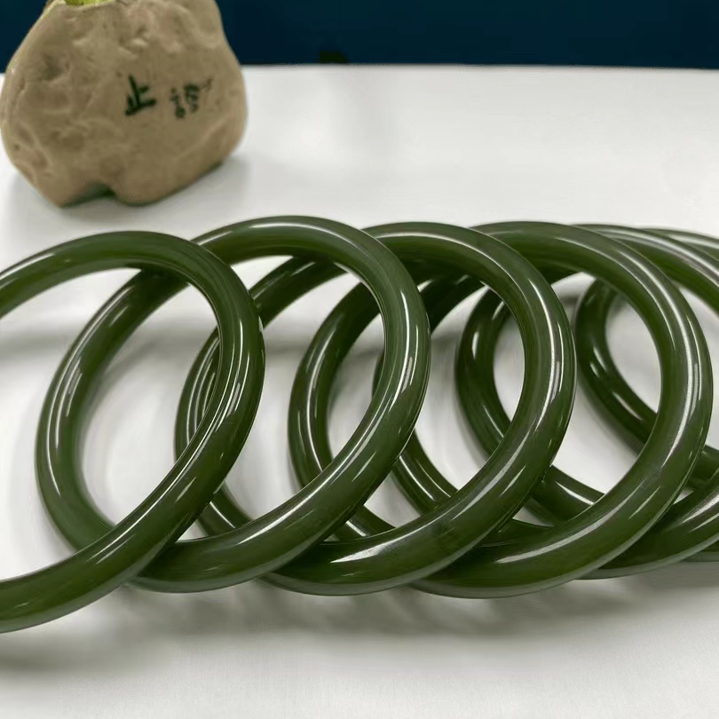 高品质新疆和田玉牛油果美人条手镯多样性发一