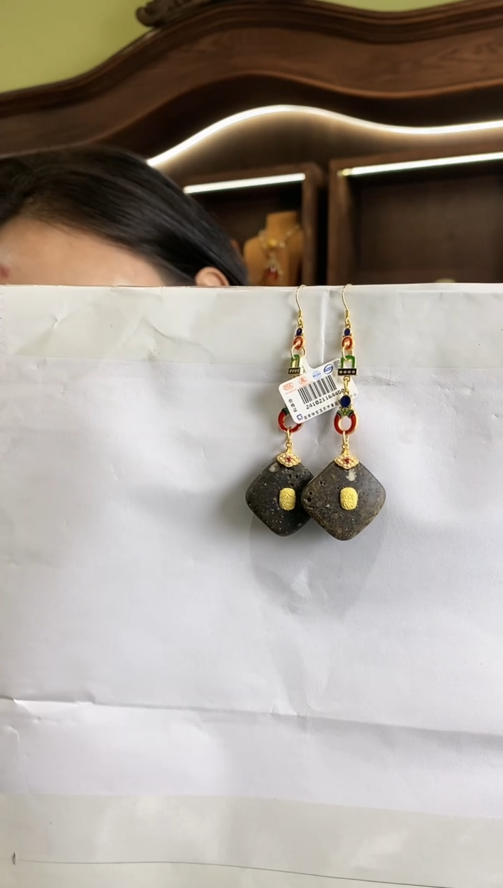 未镶嵌琥珀耳饰多人