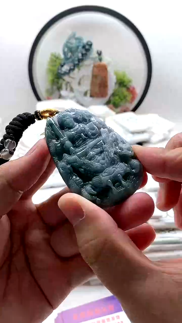 翡翠未镶嵌颈饰不动明王