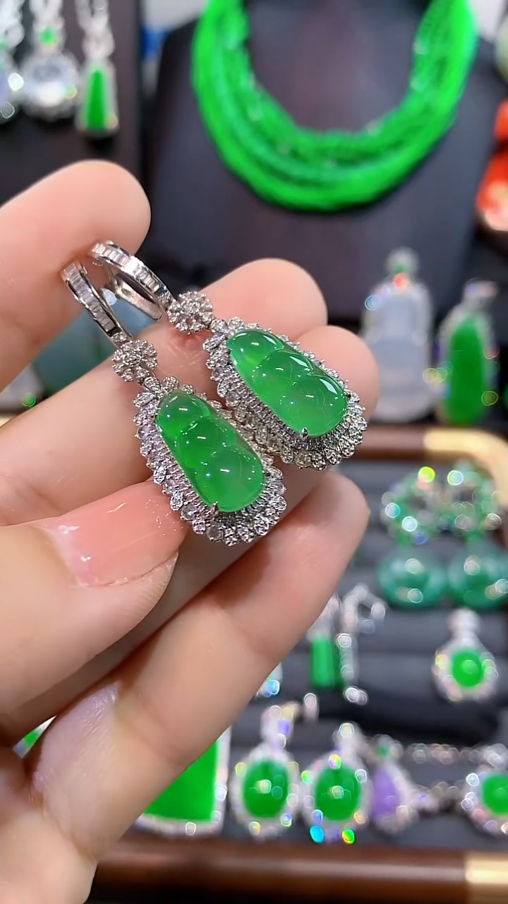 18K金镶嵌翡翠耳饰耳包