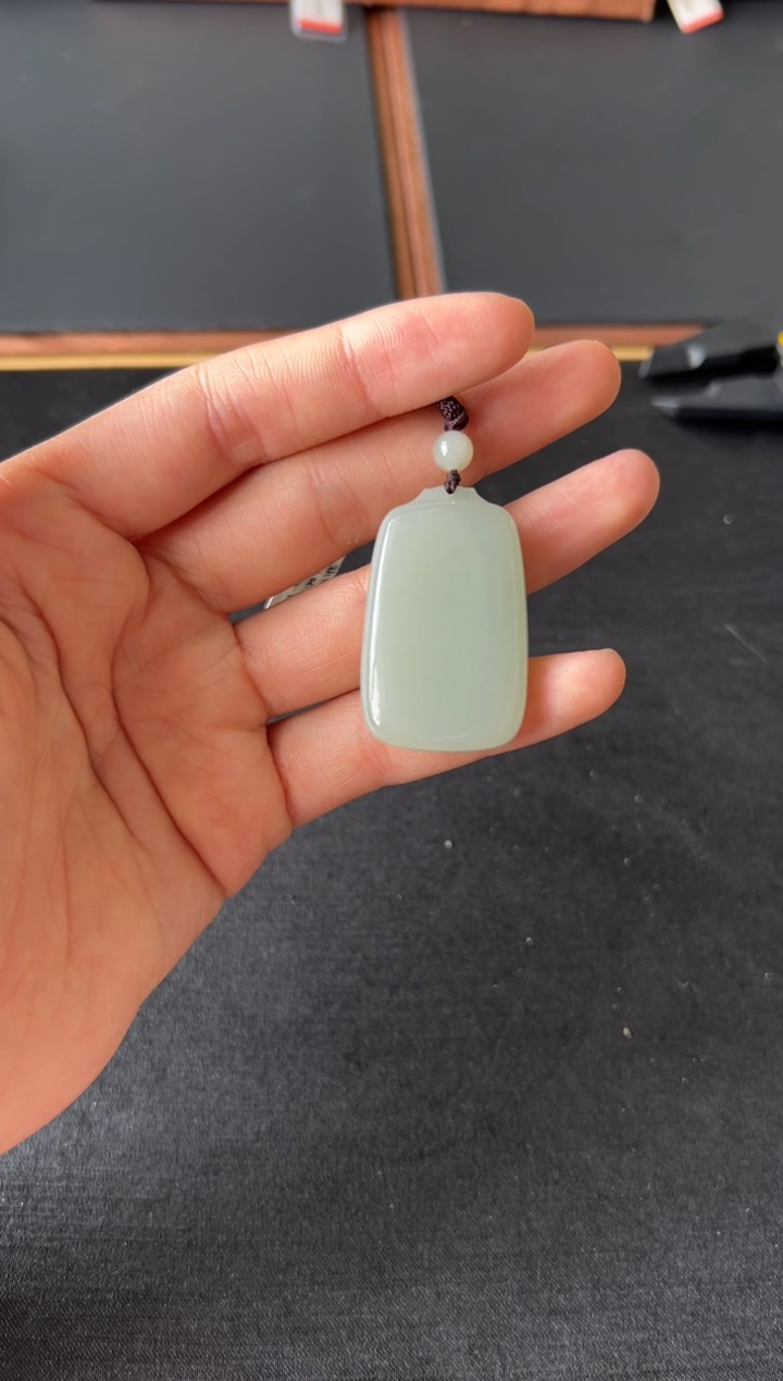 【闪购商品】和田玉吊坠(赠链)未镶嵌且末微色差近矿