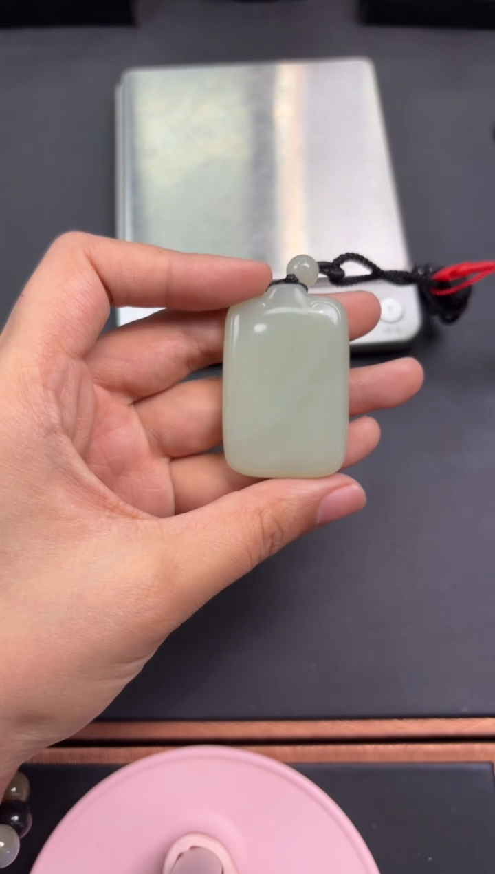 【闪购商品】和田玉吊坠(赠链)未镶嵌且末微色差迪克兰吊坠