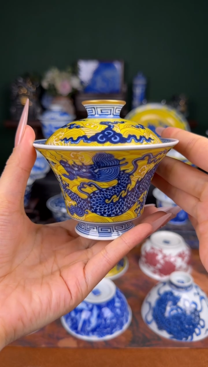 杯水造  青花黄釉。龙纹马蹄盖碗