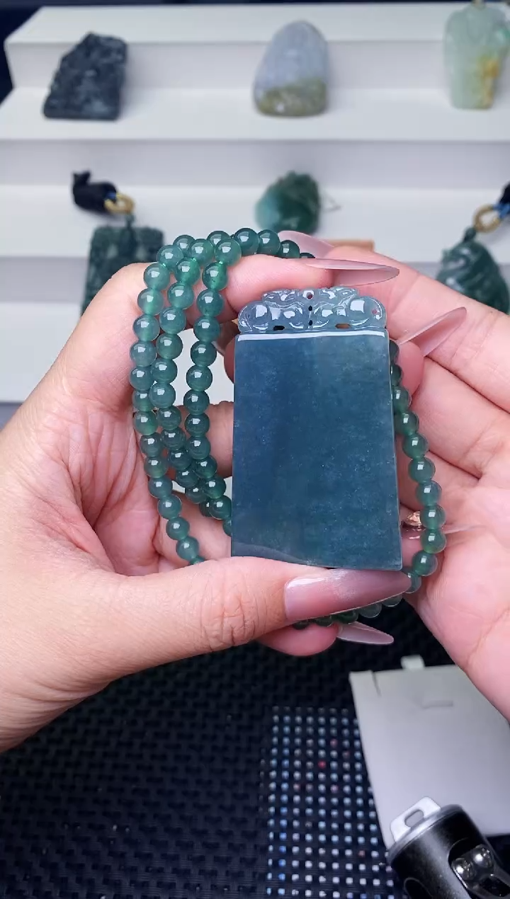 颈饰未镶嵌翡翠 