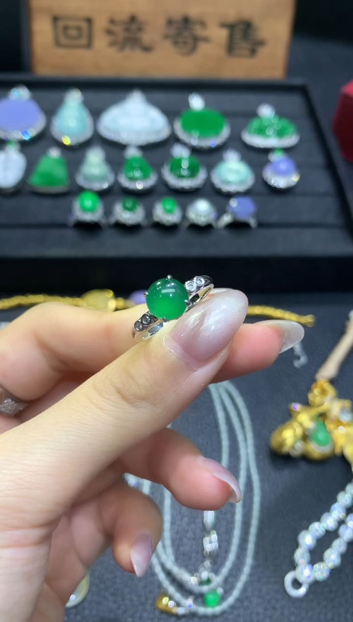 18K金镶嵌戒指翡翠百*团购