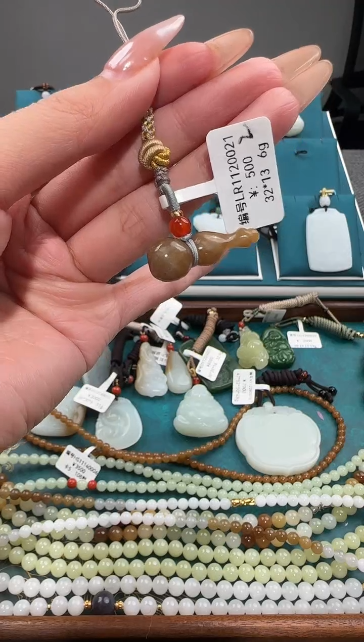 颈饰未镶嵌和田玉吊坠 LR