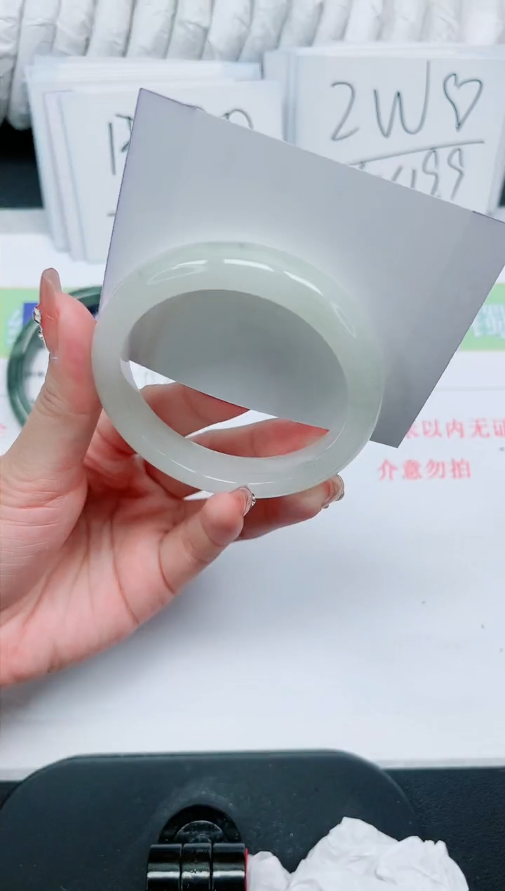 【闪购商品】石英质玉手镯未镶嵌265