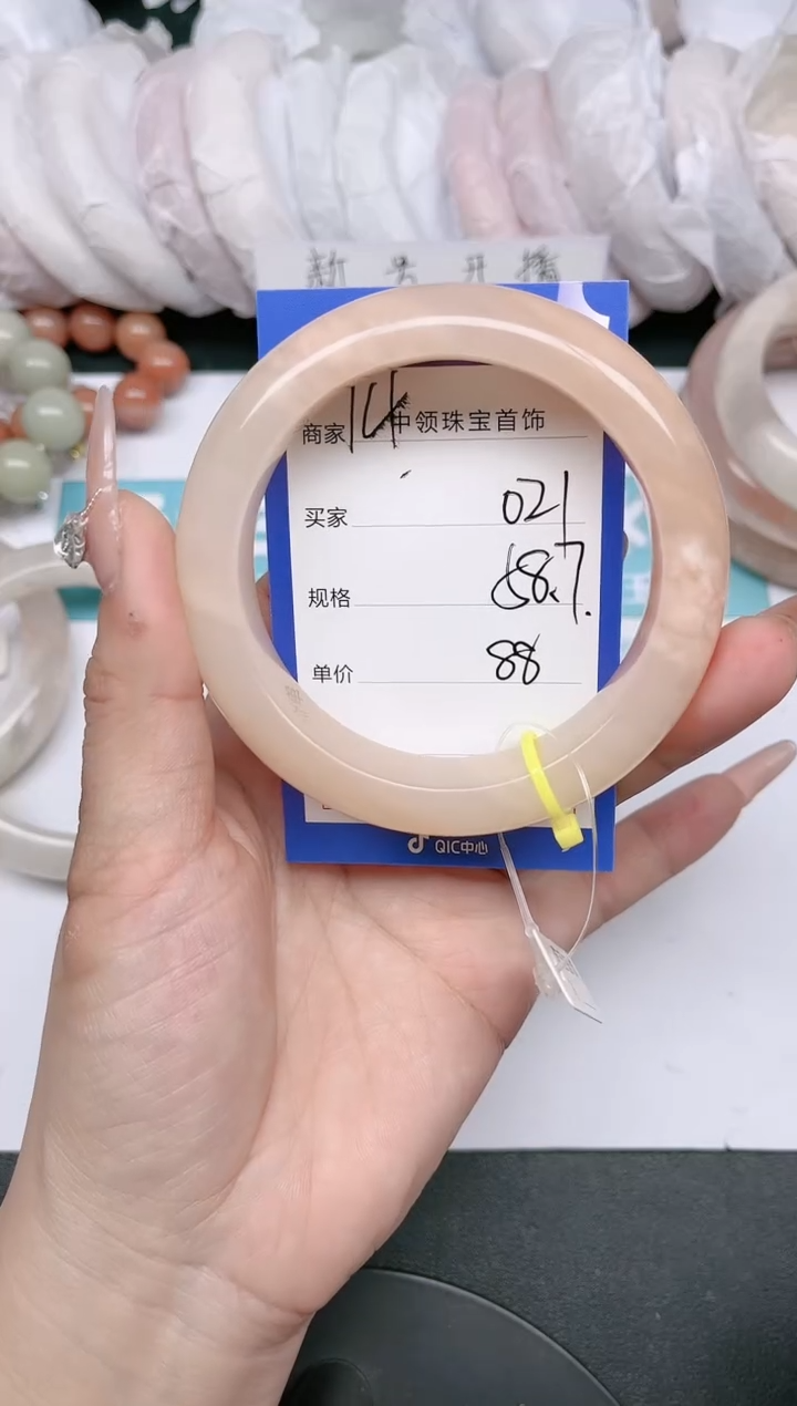 【闪购商品】石英质玉未镶嵌手镯021