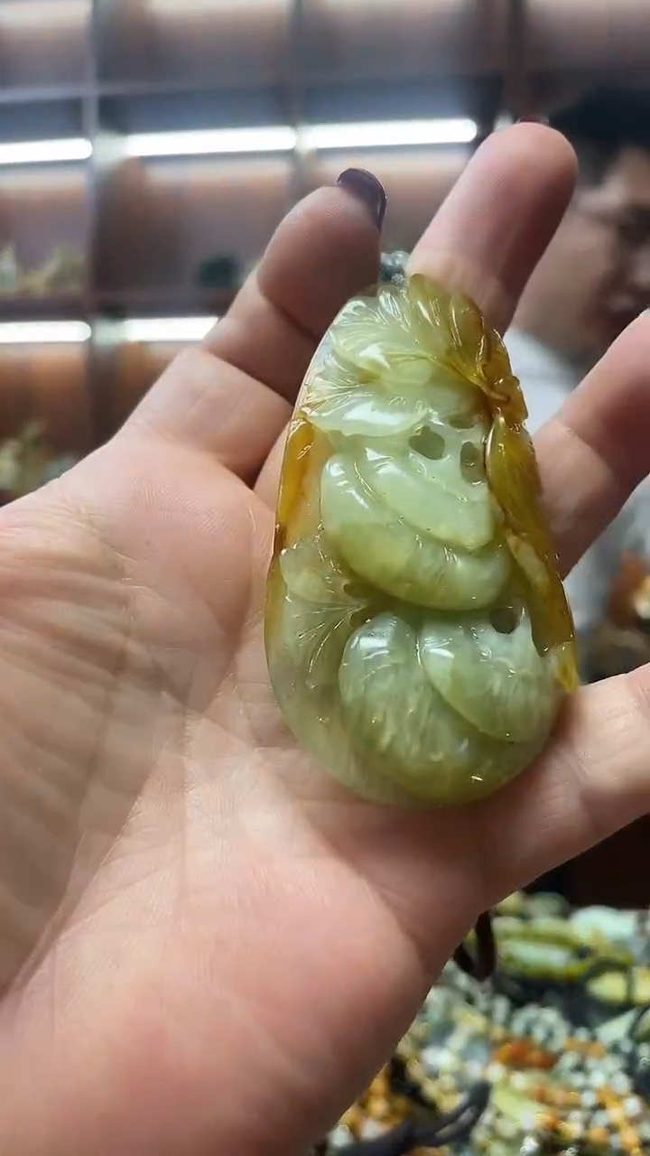 未镶嵌蛇纹石玉吊坠      
