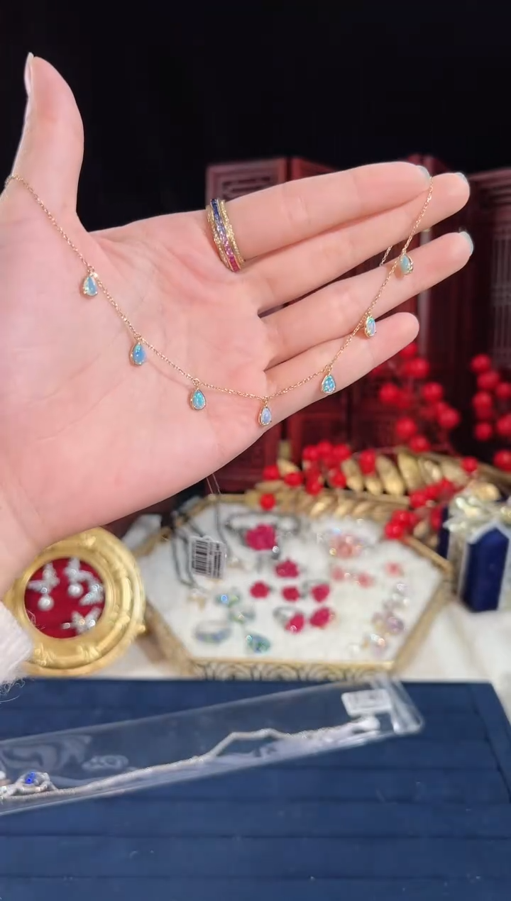 【闪购商品】欧泊颈饰18K金镶嵌BN15124