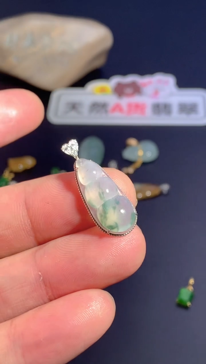 颈饰18K金镶嵌翡翠    