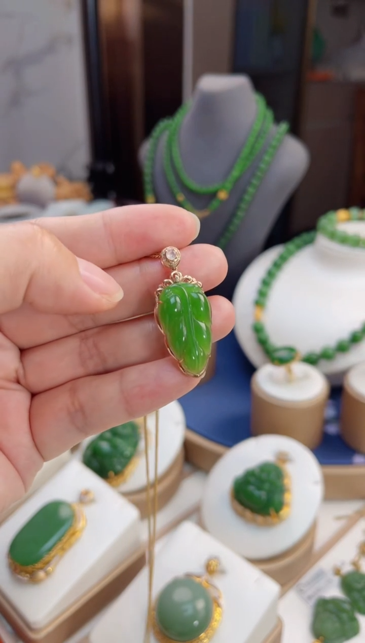【闪购商品】和田玉吊坠18K金镶嵌乌兰海 苹果绿 叶子